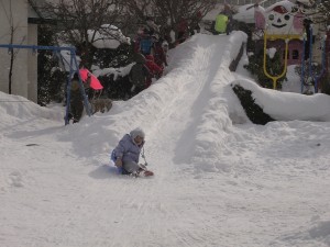 雪の滑り台2