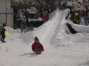 雪の滑り台3