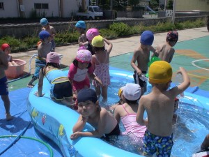 23-7　年中　幼稚園　水遊び