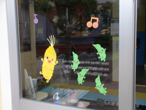 夏の窓装飾　野菜