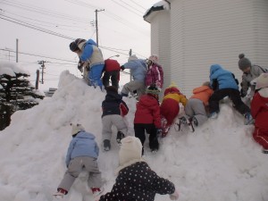 幼稚園　雪遊び