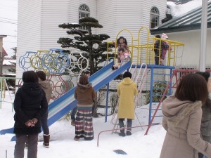 子育て支援活動　雪遊び